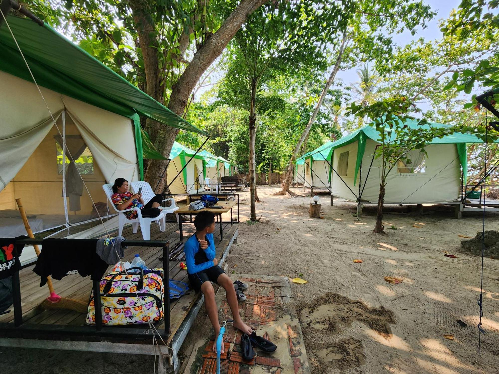 Koh Ngai Camping Restaurant @ Bar Exterior photo